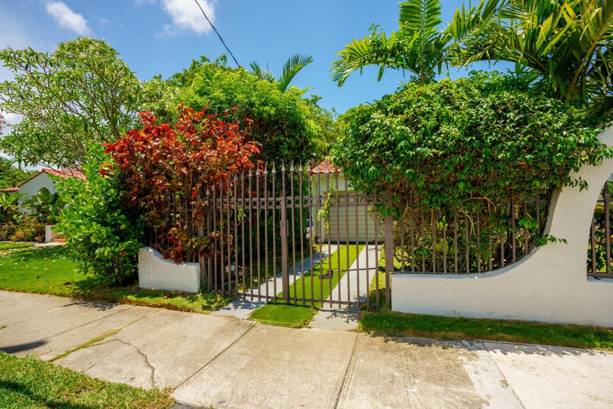Entire Private Beautiful 2 Bedroom Plus Den House With Gated Front&Back Yard And Free Parking 10Min Drive To Miami Beach المظهر الخارجي الصورة