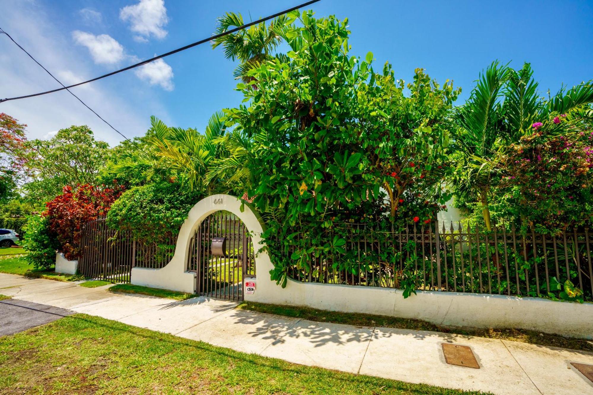 Entire Private Beautiful 2 Bedroom Plus Den House With Gated Front&Back Yard And Free Parking 10Min Drive To Miami Beach المظهر الخارجي الصورة